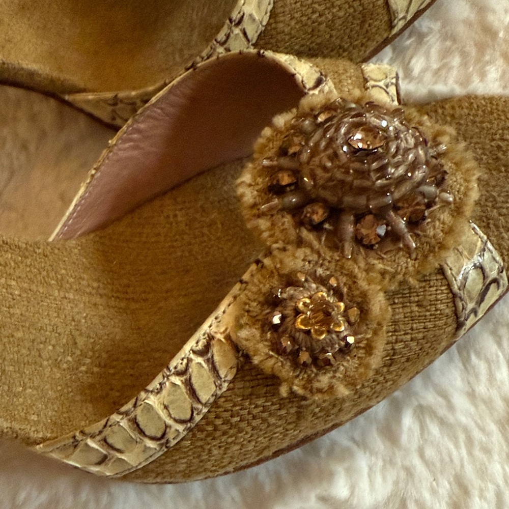 Prada Tan and Cream Raffia Heels with Embellished Design Size 39.5 - Picture 5 of 8